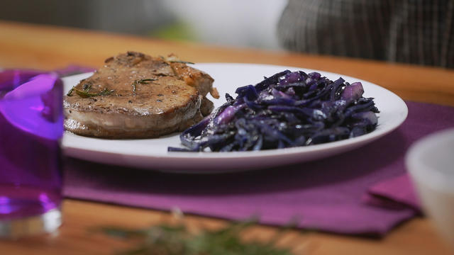 PURPLE – Beef fillet with stewed red cabbage and red wine reduction
